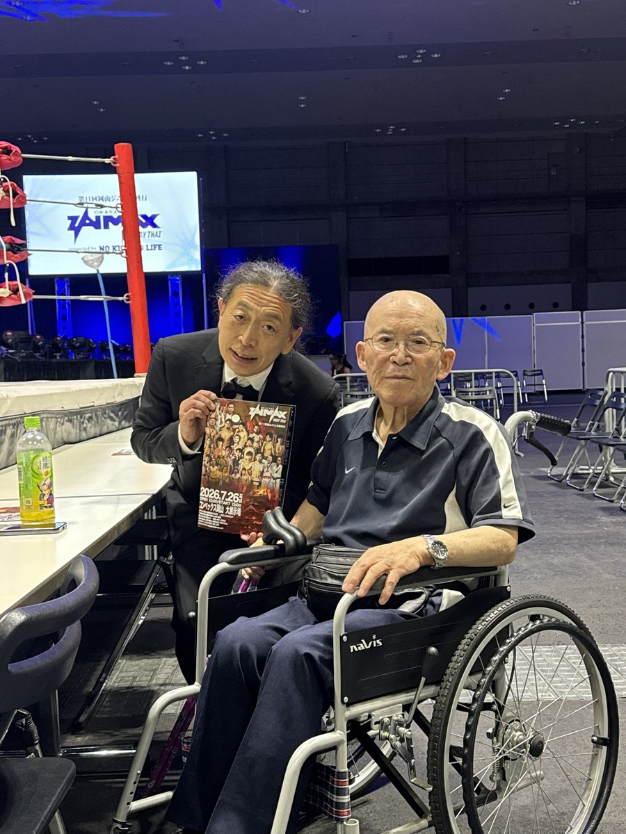 JF4745's tweet photo. 岡山ジム創設者 在間啓一顧問とツーショットを頂きました💪
約17年前に大阪でのジュニアキックボクシング大会で初めてお会いした時から見た目が変わって無いです✨
☆令和8年(2026年)7月26日(日)
☆ 「第11回岡山ジム主催興行 ZAIMAX MUAYTHAI 2026 supported by NO KICK NO LIFE」
☆コンベックス岡山 https://t.co/CLuTYYHTKX