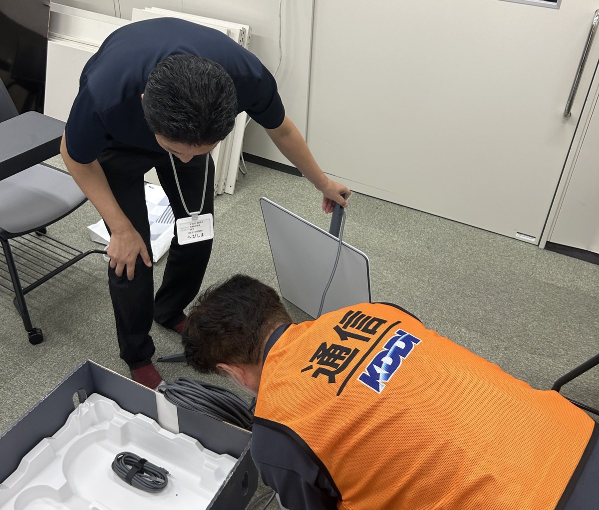 official_kddi's tweet photo. 【Starlinkを熊本県とDMATに無償提供】

KDDIは7月30日から、熊本県と厚生労働省管轄の災害医療派遣チームDMATに衛星ブロードバンドStarlinkを30台、無償提供します。
同日から、熊本県庁へ順次搬入を開始しました。
Wi-Fi対応機器があれば、au契約者以外も無料でご利用いただけます。

今後も熊本県およびDMATと連携し、各避難所や病院などの関係機関へStarlinkの設置を進めます。
これにより、被災された方や救援活動に従事される方々が、緊急時の情報収集や関係者への連絡を迅速に行えるよう支援します。

詳細はこちら▼
https://t.co/l5y526evPj