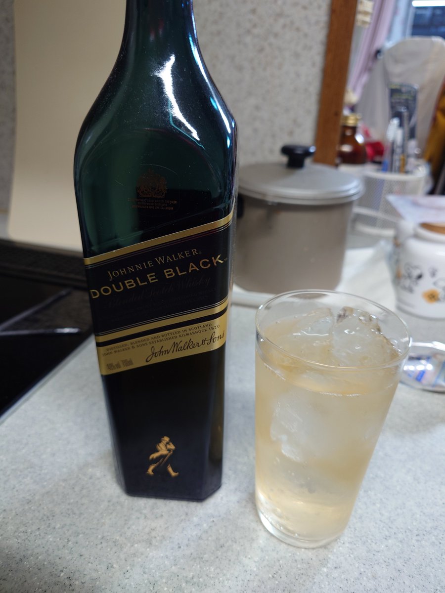 makotospirit's tweet photo. 本日　1杯目
ジョニーウォーカー
ダブルブラック　🎩🥃 https://t.co/JnOmp4eJ9m