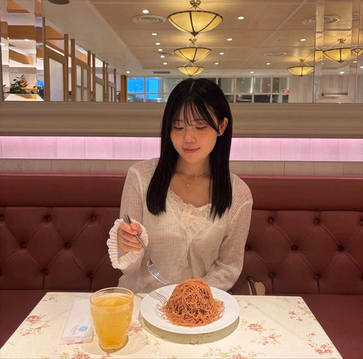 mayu062609's tweet photo. こんばんは~🍵
甘いもの食べるの好きだけどダイエットと思って我慢してて久しぶりのモンブランだったの!!みんなは何ケーキがすき？
  #ささかまささやく https://t.co/n8ZVp9McSN