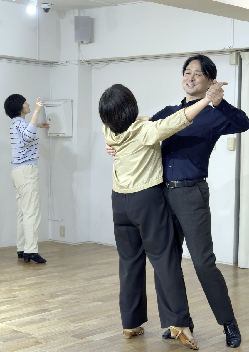 Sudodance's tweet photo. 「リズム感がないからダンスは無理」と思っている方、実はそれ、大きな間違いです。

社交ダンスは、一人で踊るものではありません。プロの先生がリードし、一緒にステップを踏むため、実はリズム感に自信がなくても自然に踊れてしまいます。

この意外な事実を、ぜひ体験レッスンで実感してください。 https://t.co/pQDvlNKwBn