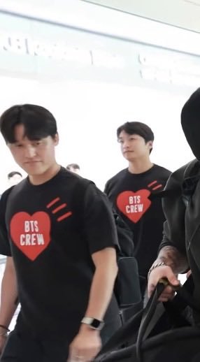 Jhope_Indonesia's tweet photo. Bodyguard nya hari ini pada pake kaos custom dari Human Made. Gemes banget 😭❤️ミ https://t.co/VnRbJPsGay