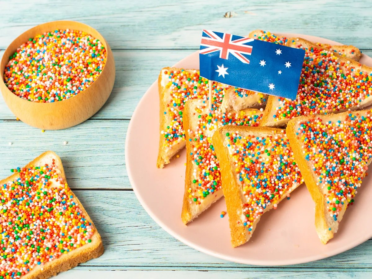 JonesyGabz's tweet photo. @ikevil_en #TeachingRing Hi Ring! I'm Australian, and I'd love to show you some of our Aussie foods. Would you like some Vegemite? Or maybe some Fairy Bread? https://t.co/kKSbvQ1opk