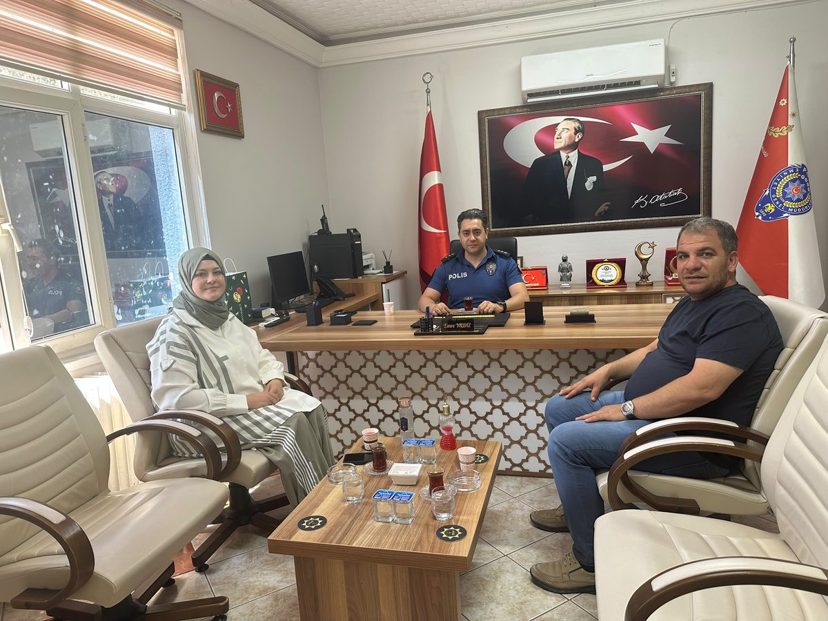Bozovaism's tweet photo. Akçakale İlçemize Aile Hekimi olarak atanan İlçe Sağlık Müdürümüz Dr. Merva TEMİROĞLU veda ziyaretleri kapsamında İlçe Emniyet Müdürü Baş Komiser Emre YILDIZ’ıziyaret ettiler.
@merva_nimetoglu @ErhanBerkDR @drmemisoglu https://t.co/ltSdKVeyPW