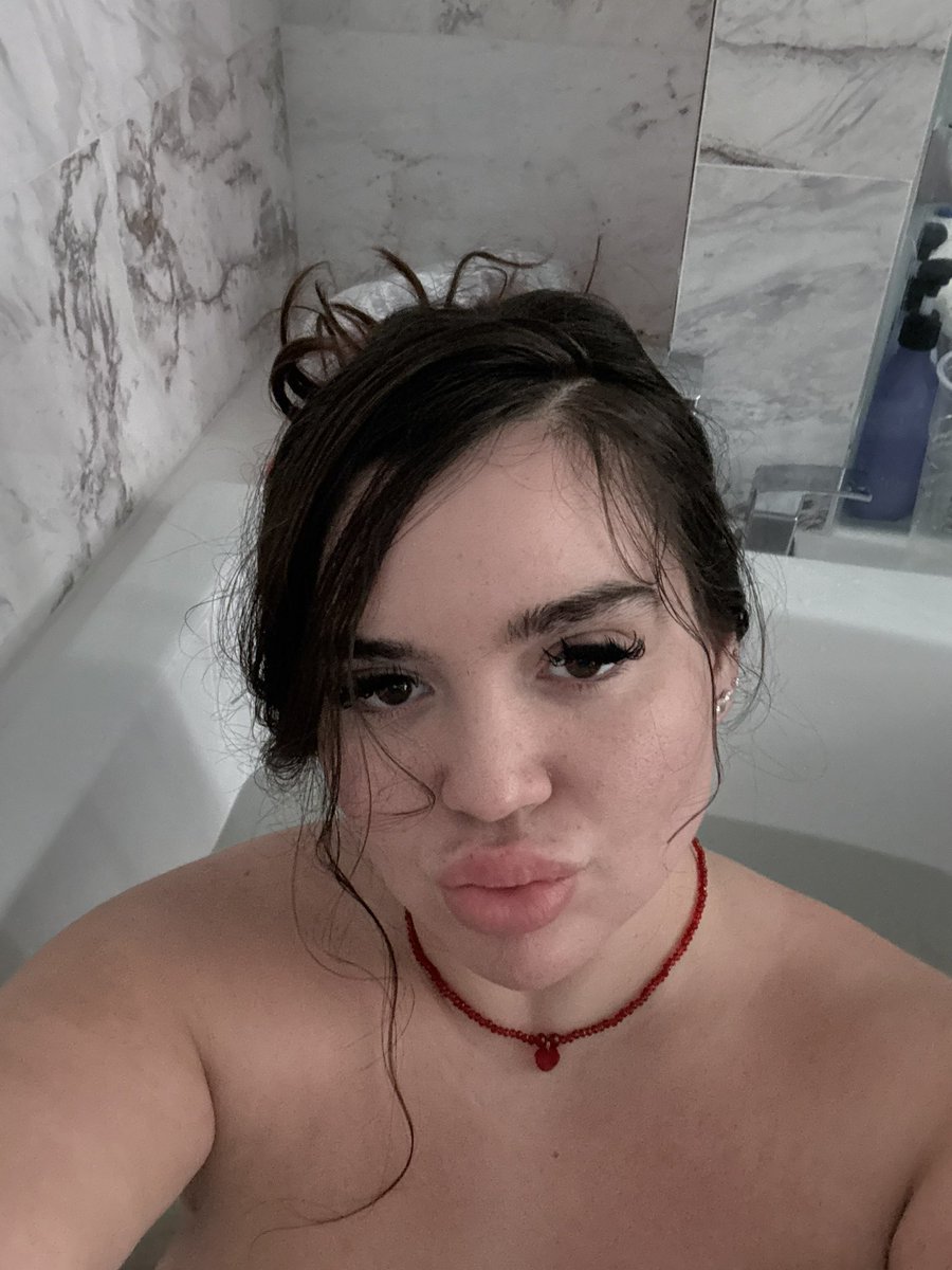 therealcreamy1's tweet photo. Tits lovers, say “hi.” 👀 I’m sending tit videos to your DMs right now.

#TitThursday https://t.co/egJFHXpGge
