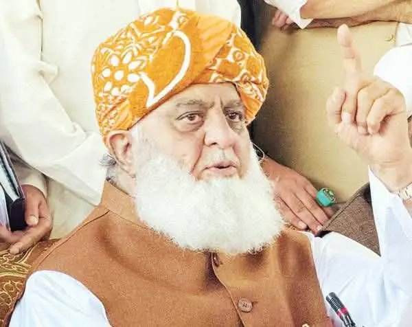 SindhiMuneeb's tweet photo. جب قوم انتشار کا شکار ہو، تو امن کی آواز ہی سب سے بڑی قیادت بنتی ہے۔
مولانا فضل الرحمٰن ہمیشہ قومی وحدت اور آئینی جدوجہد کے داعی رہے ہیں۔
#سالار_��من_مولانا
#شہدائےجمعیت_باجوڑ
#پیغام_امن_جمعیت
#عوام_کو_جینے_دو
#ابابیلوں_کا_شکریہ https://t.co/NjGwcoK1W6