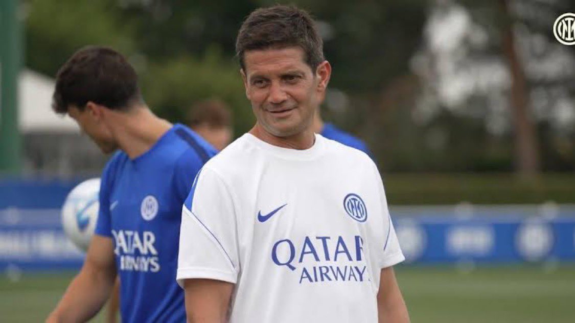 sempreinter__'s tweet photo. Inter arrivata a Hong Kong un paio d'ore fa, domani inizia la preparazione per l'amichevole con il City. Chivu si è dedicato a firmare autografi a tutti i tifosi, dal primo all'ultimo https://t.co/cboCkomAyM