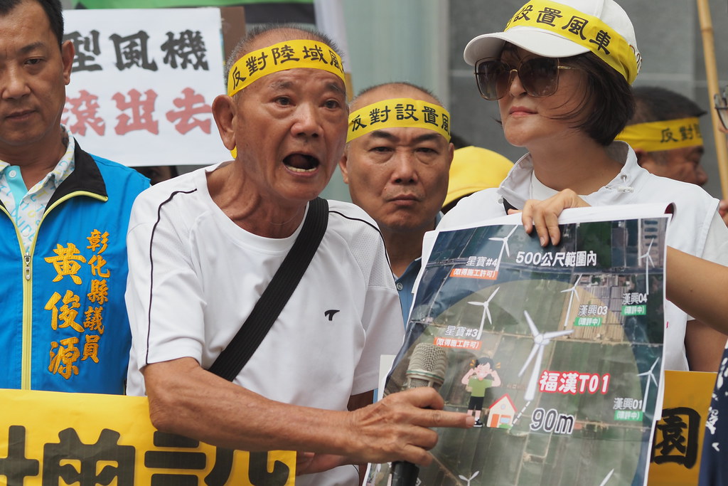 eventsinfocustw's tweet photo. 【彰化居民包車北上反對　福漢風場環評初審決不予開發】

圖／文：王子豪

反對「彰化福漢風力發電廠」的彰化居民今天（7/30）動員數十人，到台北環境部的環評第二次專案小組會議，表達反對態度，最後小組決議「不應開發」，成為繼去（2025）年鋐威、大城兩個風場後，第三個在環評中被擋下的陸域風場。

居民擔心，福漢距離福寶酪農專區的乳牛養殖場距離過近，風機噪音、震動、眩影，可能讓乳牛產量減少，繁殖力下降與死亡率增加，並造成居民健康危害，生活品質下降。並質疑廠商以欺騙的方式，讓居民簽下同意書。

彰化目前已有125座陸域風機，約占全國35%，為全台之冠。居民表示，福寶酪農戶已達100%連署反對福漢風場，除要求停止福漢開發外，也呼籲彰化也不應再增設陸域風機。

〈彰化居民包車北上反對　福漢風場環評初審決不予開發〉
全文：https://t.co/YfTlfC296O

《焦點事件》時時自問「媒體該做的事是什麼？」，並致力於乏人問津的媒體「基礎建設」工作，這些工作哪怕只是往前走一點點，都非常困難（也因此就乏人問津），它需要你的支持：
🌐發票捐贈愛心碼：1968
🌐月定捐（信用卡）、單筆（信用卡及超商、webATM）
　　🔗https://t.co/O3cYO5pVrq
🌐郵政劃撥：
　　➡帳號50363139
　　➡戶名台灣焦點通訊社