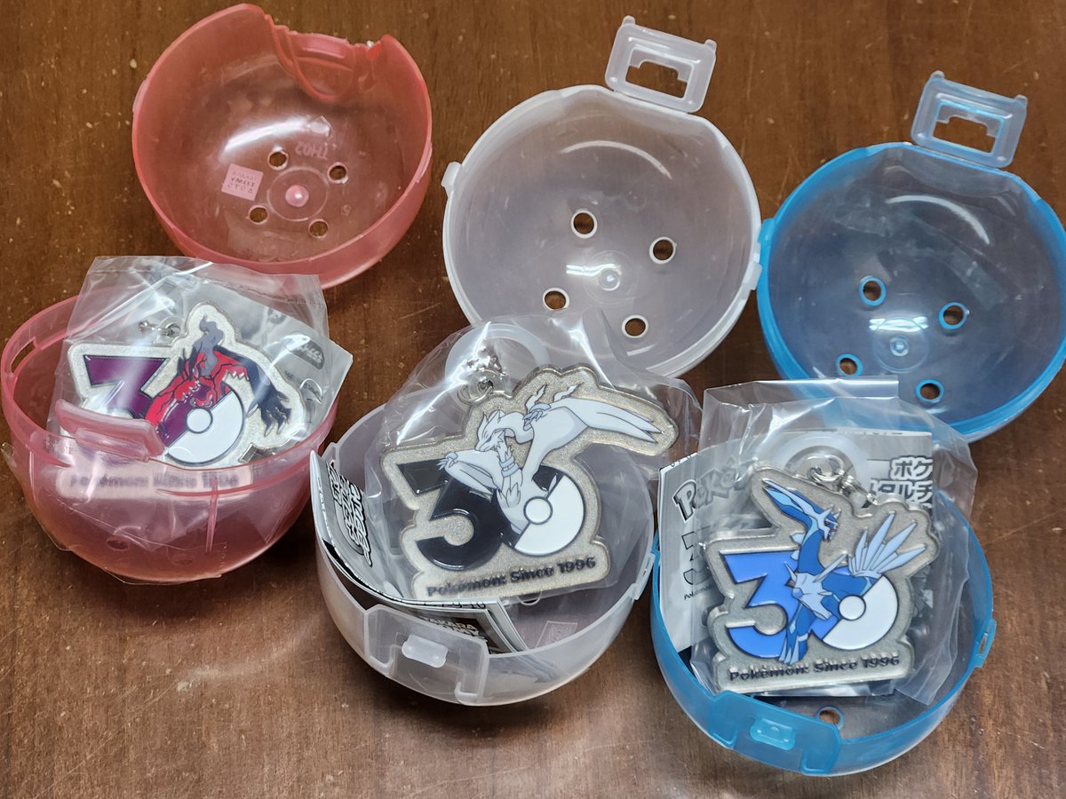maybe_G53G's tweet photo. ポケモン30周年メタルチャームも

再販きて、

友達が求めてたから

こちらは3回🫶🫶🫶 https://t.co/XBlyekYwBQ
