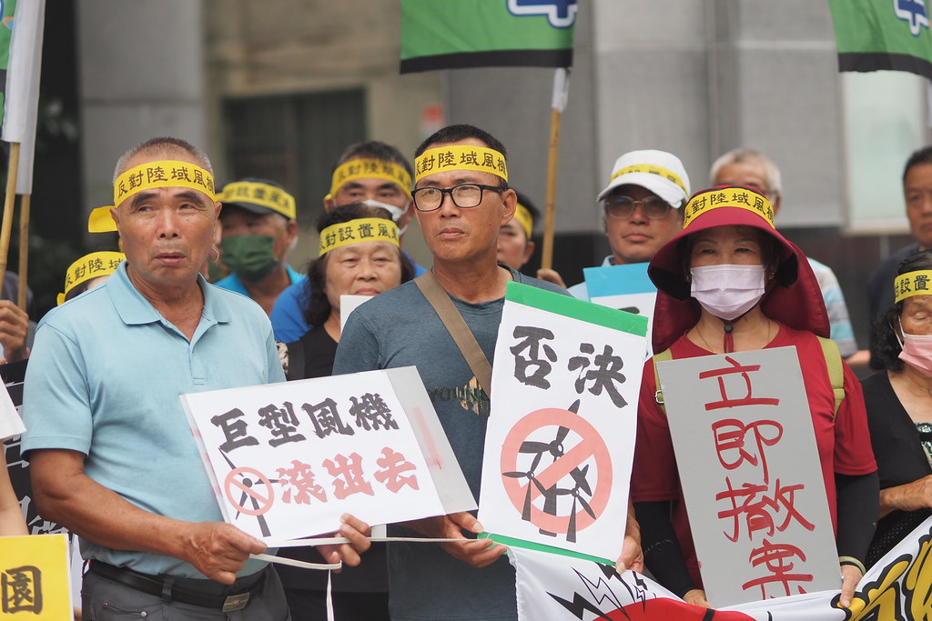 eventsinfocustw's tweet photo. 【彰化居民包車北上反對　福漢風場環評初審決不予開發】

圖／文：王子豪

反對「彰化福漢風力發電廠」的彰化居民今天（7/30）動員數十人，到台北環境部的環評第二次專案小組會議，表達反對態度，最後小組決議「不應開發」，成為繼去（2025）年鋐威、大城兩個風場後，第三個在環評中被擋下的陸域風場。

居民擔心，福漢距離福寶酪農專區的乳牛養殖場距離過近，風機噪音、震動、眩影，可能讓乳牛產量減少，繁殖力下降與死亡率增加，並造成居民健康危害，生活品質下降。並質疑廠商以欺騙的方式，讓居民簽下同意書。

彰化目前已有125座陸域風機，約占全國35%，為全台之冠。居民表示，福寶酪農戶已達100%連署反對福漢風場，除要求停止福漢開發外，也呼籲彰化也不應再增設陸域風機。

〈彰化居民包車北上反對　福漢風場環評初審決不予開發〉
全文：https://t.co/YfTlfC296O

《焦點事件》時時自問「媒體該做的事是什麼？」，並致力於乏人問津的媒體「基礎建設」工作，這些工作哪怕只是往前走一點點，都非常困難（也因此就乏人問津），它需要你的支持：
🌐發票捐贈愛心碼：1968
🌐月定捐（信用卡）、單筆（信用卡及超商、webATM）
　　🔗https://t.co/O3cYO5pVrq
🌐郵政劃撥：
　　➡帳號50363139
　　➡戶名台灣焦點通訊社