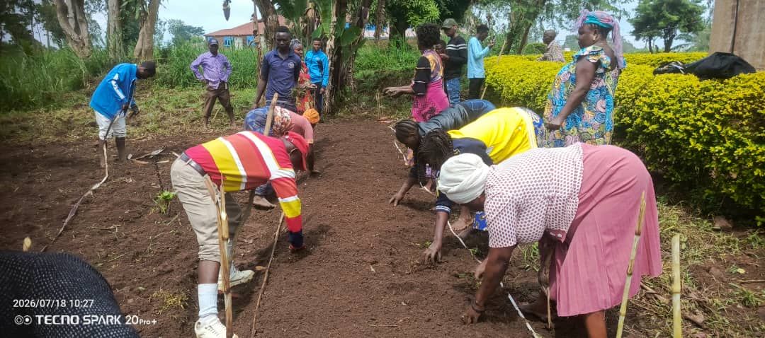caredrc's tweet photo. 🌱La résilience commence dans les champs !

#Ituri, 26 producteurs pilote de #Rubingo, #Tondoli,#Mugwanga dans la zone de santé #Boga,formés au technique de maraîchage résilient: compost, germoirs et semis.Une étape clé pour renforcer de la sécurité alimentaire. #InvestInHumanity https://t.co/AykxUPwc0C