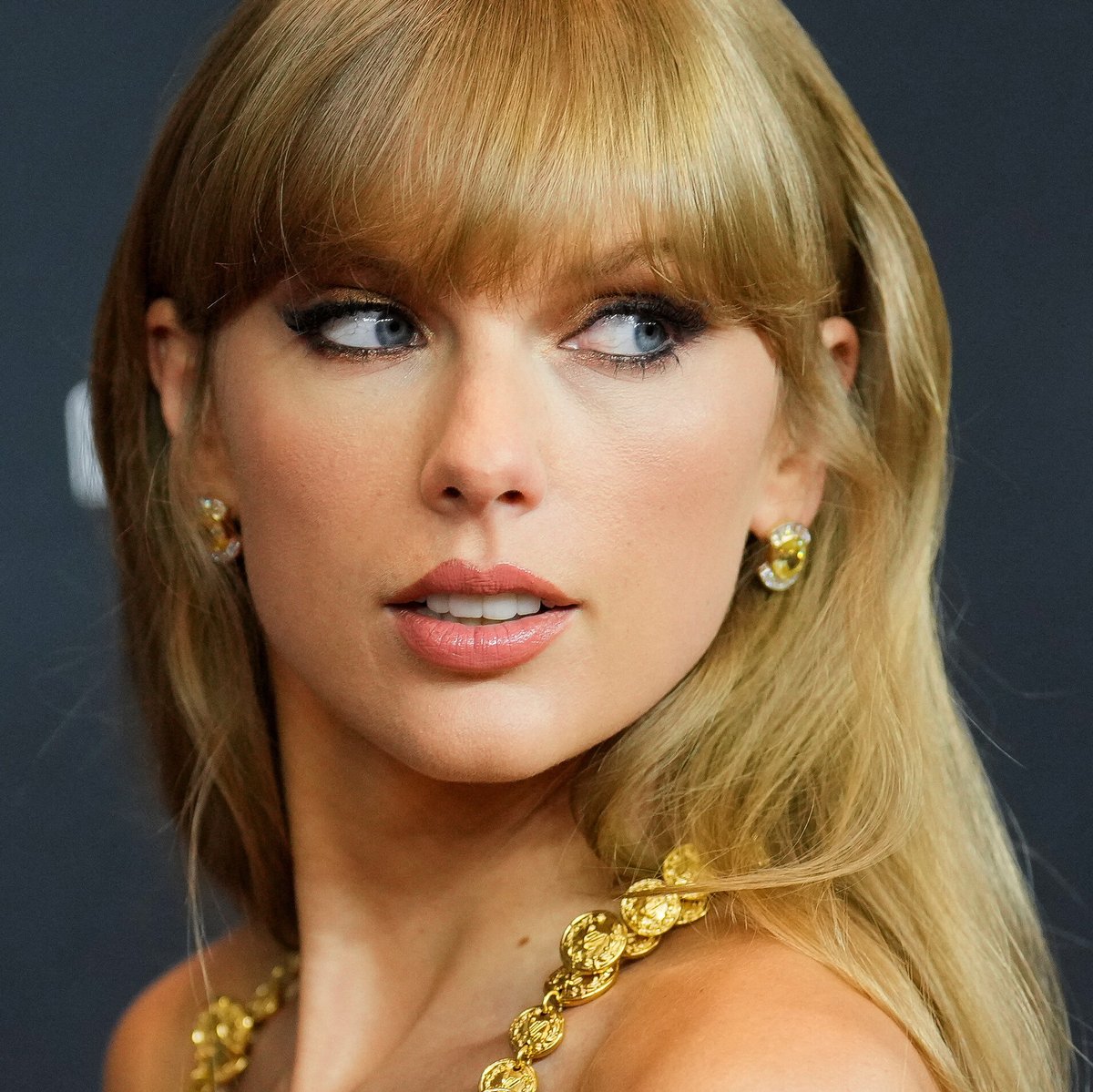 CapricornFM's tweet photo. #TruthDetector | Who is the #1 selling artist in the world?
1. Taylor Swift
2. Chris Brown
3. Black Coffee
4. The Beatles
Share your answer with @JonesLesailane via WhatsApp: 079 899 6226 on the #CapricornParty. https://t.co/6un9Dl2j8u