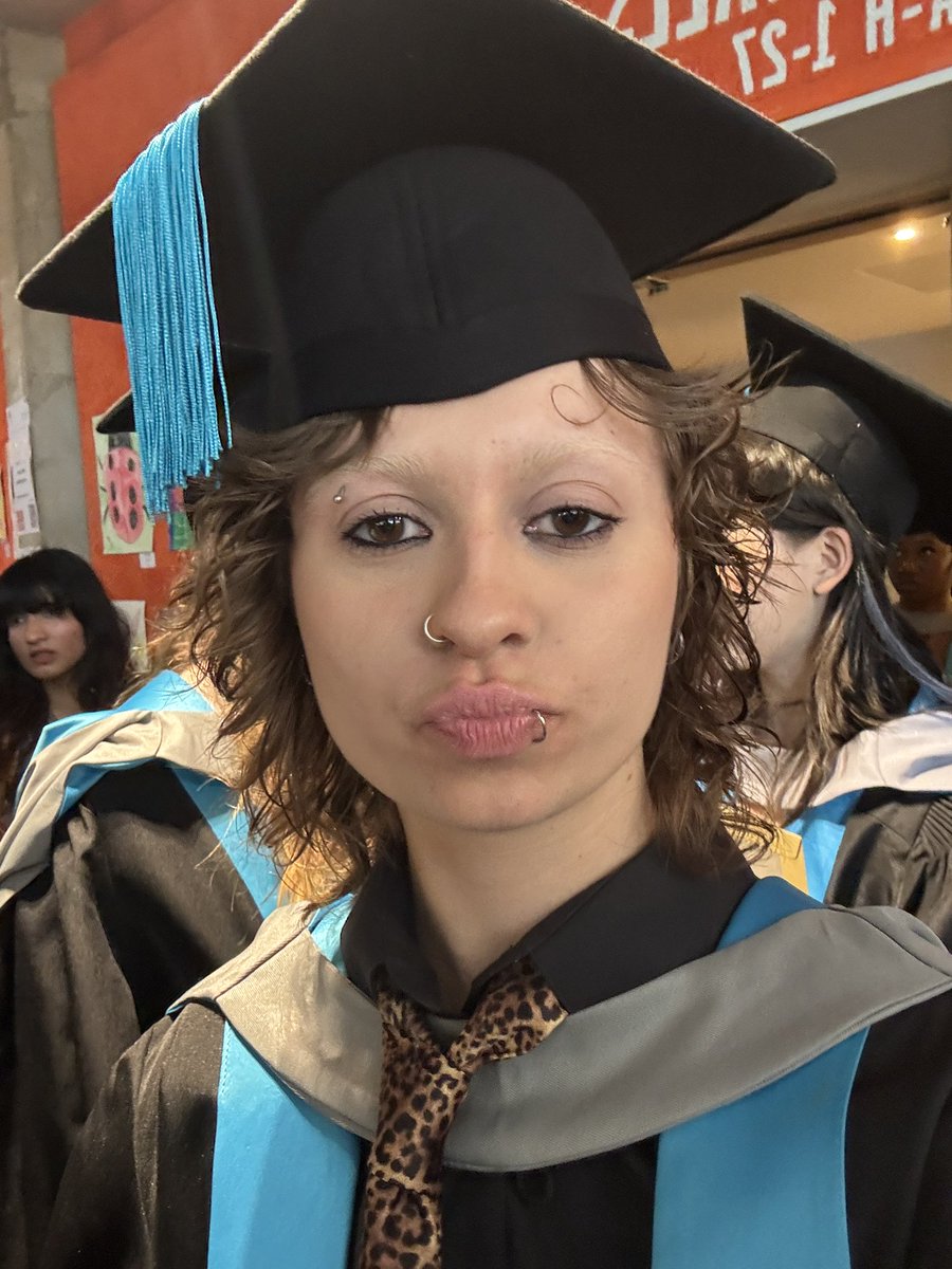 v4mpirebutch's tweet photo. I GRADUATED https://t.co/YWhykkFRwN