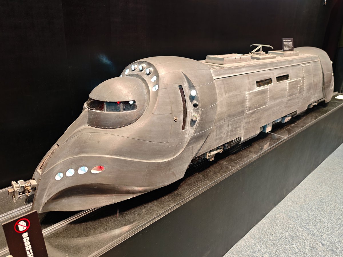 yappunyan_hk's tweet photo. 鉄ヲタ的には気になるTTR（東京トランスポーテーションレールウェイ）の制服とクモE4-600のディテール。 #踊る大捜査線 https://t.co/kbMot9Hf3T