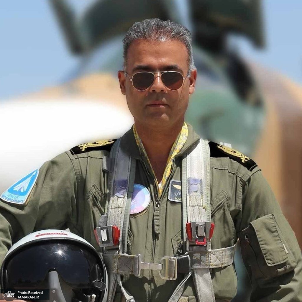 IRIMFA_SPOX's tweet photo. عقابان تیزپرواز نیروی هوایی ارتش، از آن تبارند که مأموریت را به پایان می‌رسانند، حتی اگر خود به خانه بازنگردند.

امروز و فردا پیکر مطهر امیر سرتیپ دوم خلبان مجید کاظمی بر دوش همسنگران و مردمان قدرشناس ایران تشییع و به خاک پاک ایران سپرده خواهد شد. این تشییع، ادای احترام به قهرمانی است که تا واپسین لحظه بر عهد خود با میهن ایستاد. 

 چشم‌های یک ملت همچنان در انتظار سه شهید دیگر آن دو پرواز در ۱۱ اسفند ۱۴۰۴ است؛ آنان که هنوز آسمان، امانت‌دار نامشان است و سایه بال پروازشان کابوس دشمن. 

درود بر همه آنان که جان را نثار عزت و سربلندی ایران کردند.