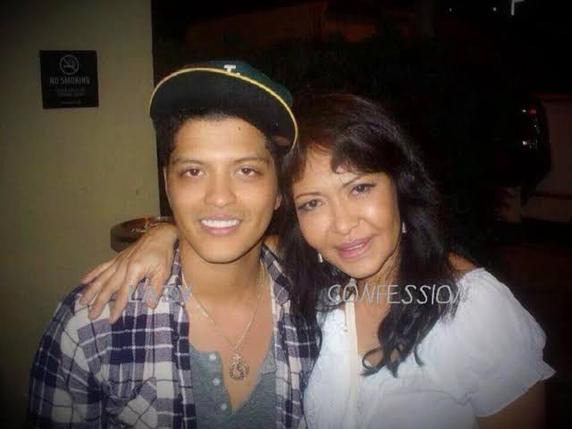 domireversii's tweet photo. @rize07addict He literally looks like his pure filipino mom and he's a short dude just like every average filipino

Rosie is taller than him https://t.co/bOR7iFQuc5