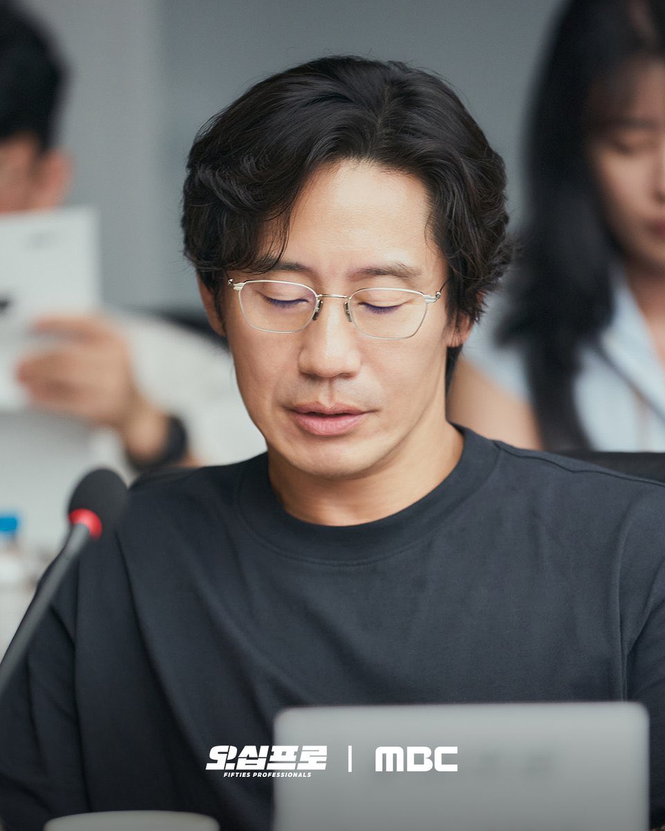 qkdRkRsh's tweet photo. 갓 부임한 애기교수 주원이랑 학과장 이동식 https://t.co/u8OB6pKGXi