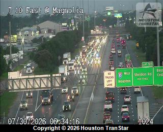 JenReynaTV's tweet photo. EAST: I-10 East Frwy eastbound at Magnolia, a left and right shoulder incident is working. Police are on scene. @KHOU https://t.co/95DnzRNB8G
