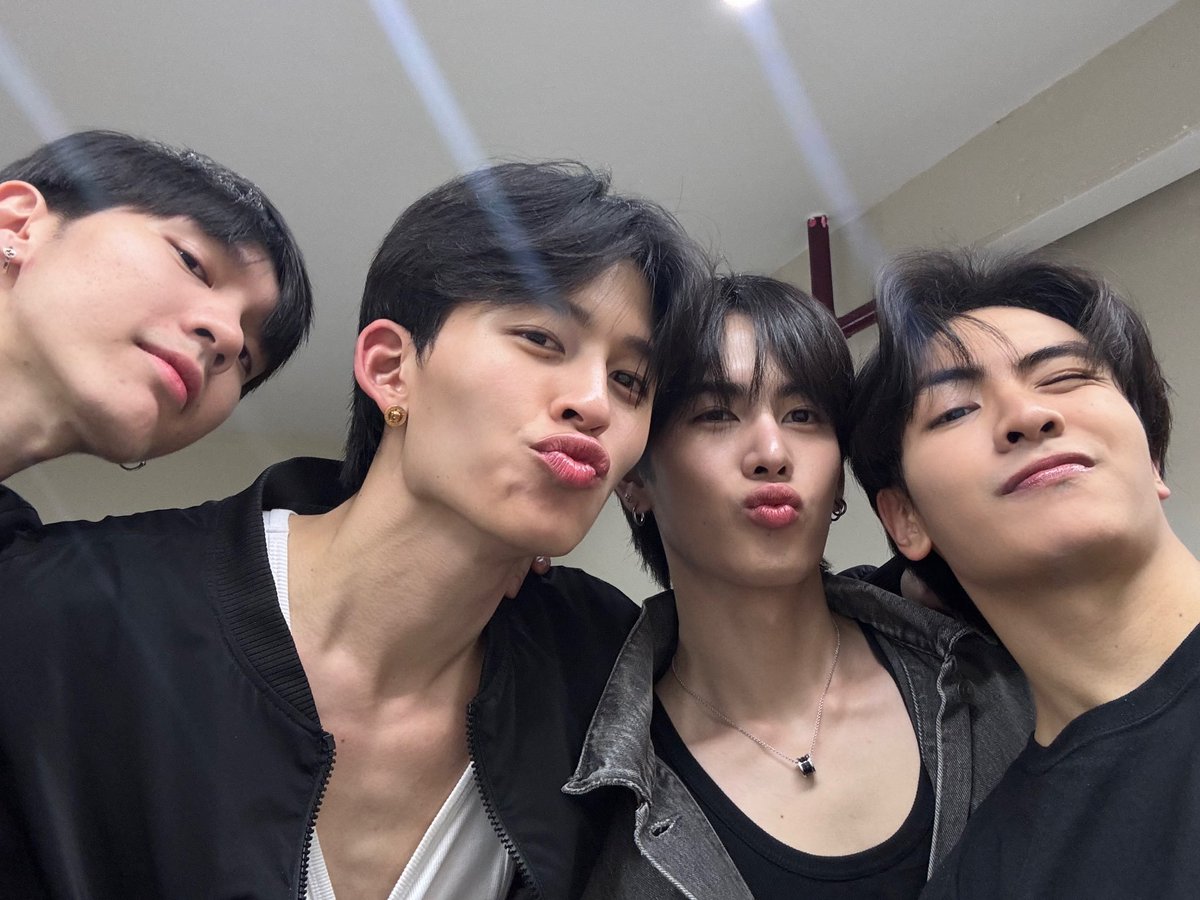 naravit_trend's tweet photo. วันนี้อ้ายมา4คน+น้องชายหนึ่งคน 

JASPER FLAREY FANSIGN

#งานมหกรรมนิยายนานาชาติ2026xJASPER https://t.co/aD8gP4goHI