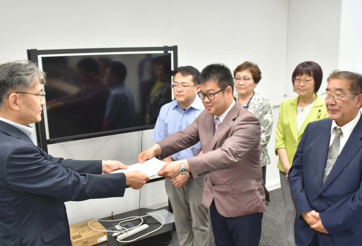 hatayama_kazuya's tweet photo. 生コン品質試験不正が発覚した、新幹線の札幌延伸工事。５月に発覚した談合疑惑に続き、鉄道・運輸機構と道運輸局へ要請に。

信頼の前提は安全性。それを損なう大問題に厳正な対処は当然で、真相究明と公表を求めました。

真下紀子・丸山はるみ両道議、小樽の浅野かなめさん、余市の中谷栄利さんと。 https://t.co/2wyLwgMESH