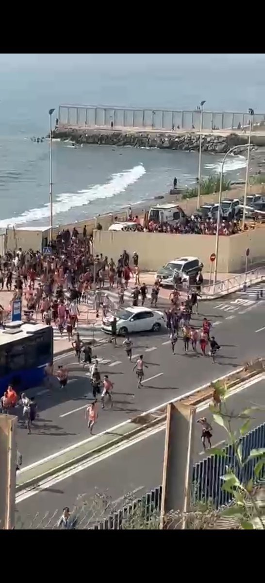 igc_alicante's tweet photo. #ULTIMAHORA Guardias civiles desbordados en #Ceuta ante la avalancha migratoria. Mucho ánimo a los compañer@s que estan prestando servicio ahora mismo en la zona.
@ElFarodeCeuta @CeutaTV https://t.co/lQ9NwSvO9A