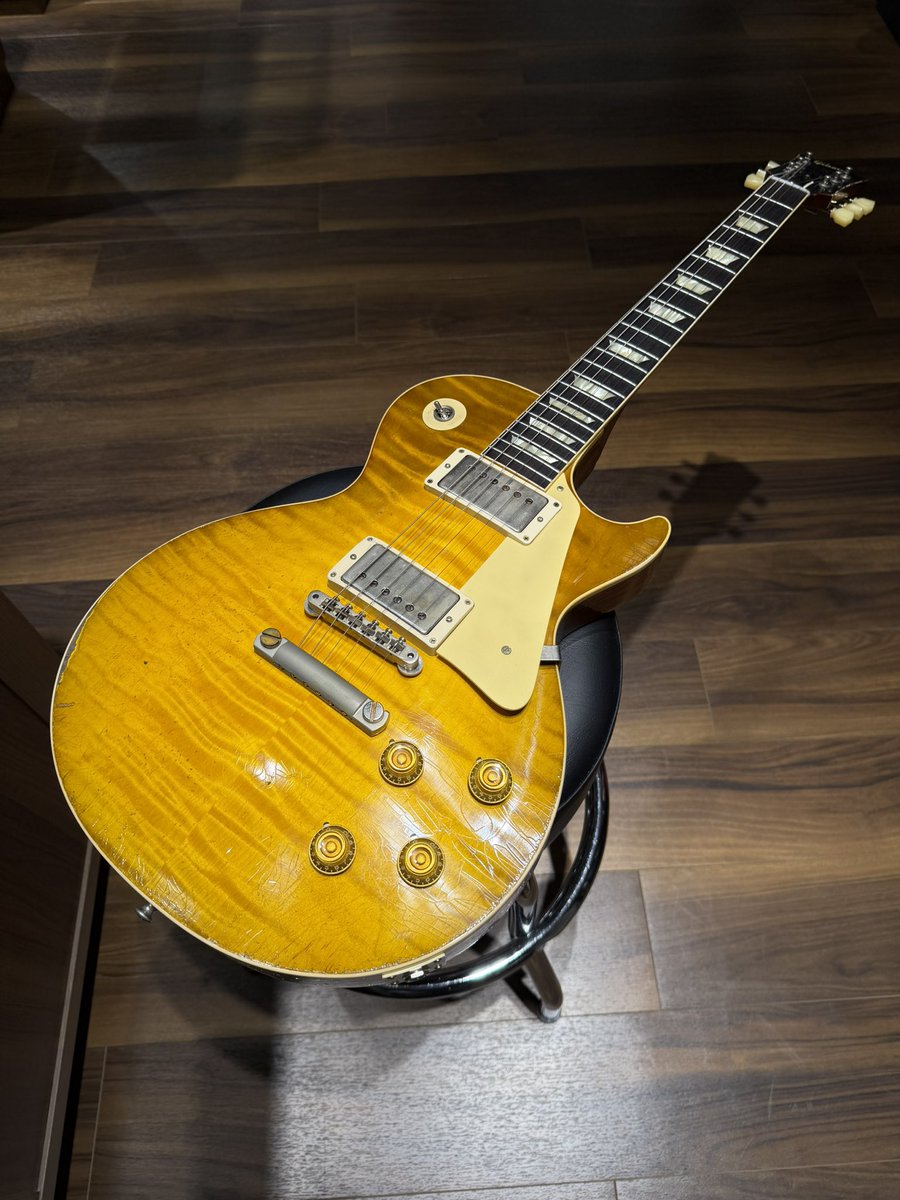 hir_o_system's tweet photo. 最近はめっきり撮影で触る機会の方が多くなってきた🤣
「HONEY」
Beautiful Wide Flame Top and Indian Rosewood board
#Gibson #LesPaul #MurphyLab #CustomShop #vintageguitar https://t.co/pAkWzSIXB8