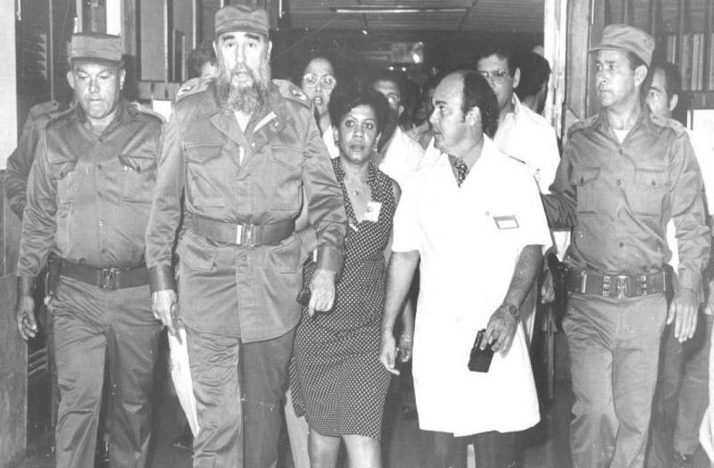 escambraycu's tweet photo. #FidelPorSiempre asistió al acto de inauguración del mayor centro asistencial espirituano, el Hospital General Camilo Cienfuegos, donde intercambió con médicos, enfermeras y el resto del personal. Escambray rememora el suceso 40 años después.
https://t.co/gijHRRltsf https://t.co/1JHqkk7bIV