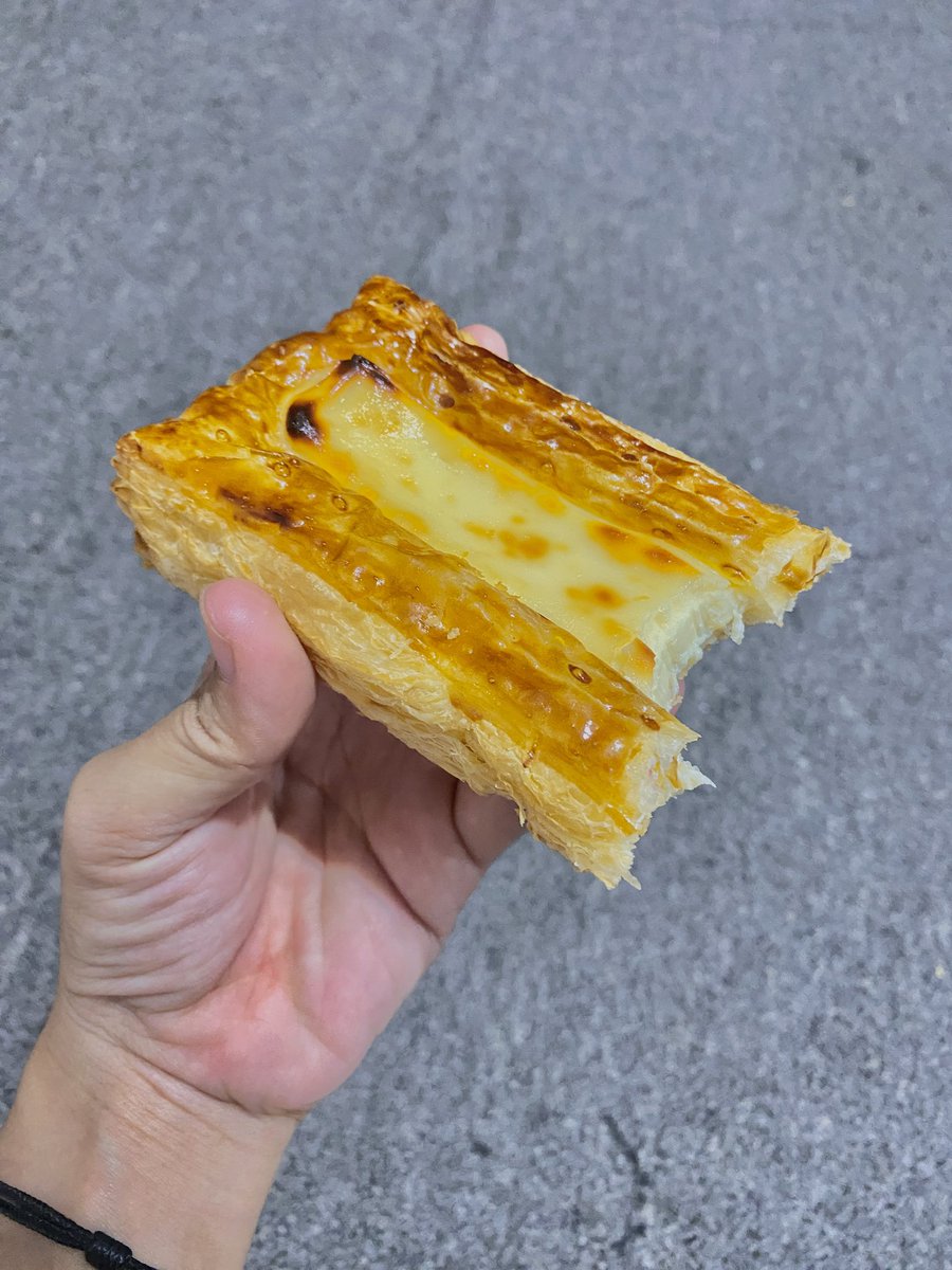 intanorii's tweet photo. cream cheese pie nya indomaret kalo bentuknya manusia udah gw nikahin dah, enak bgttt😖😖 https://t.co/9ShD1FgZez