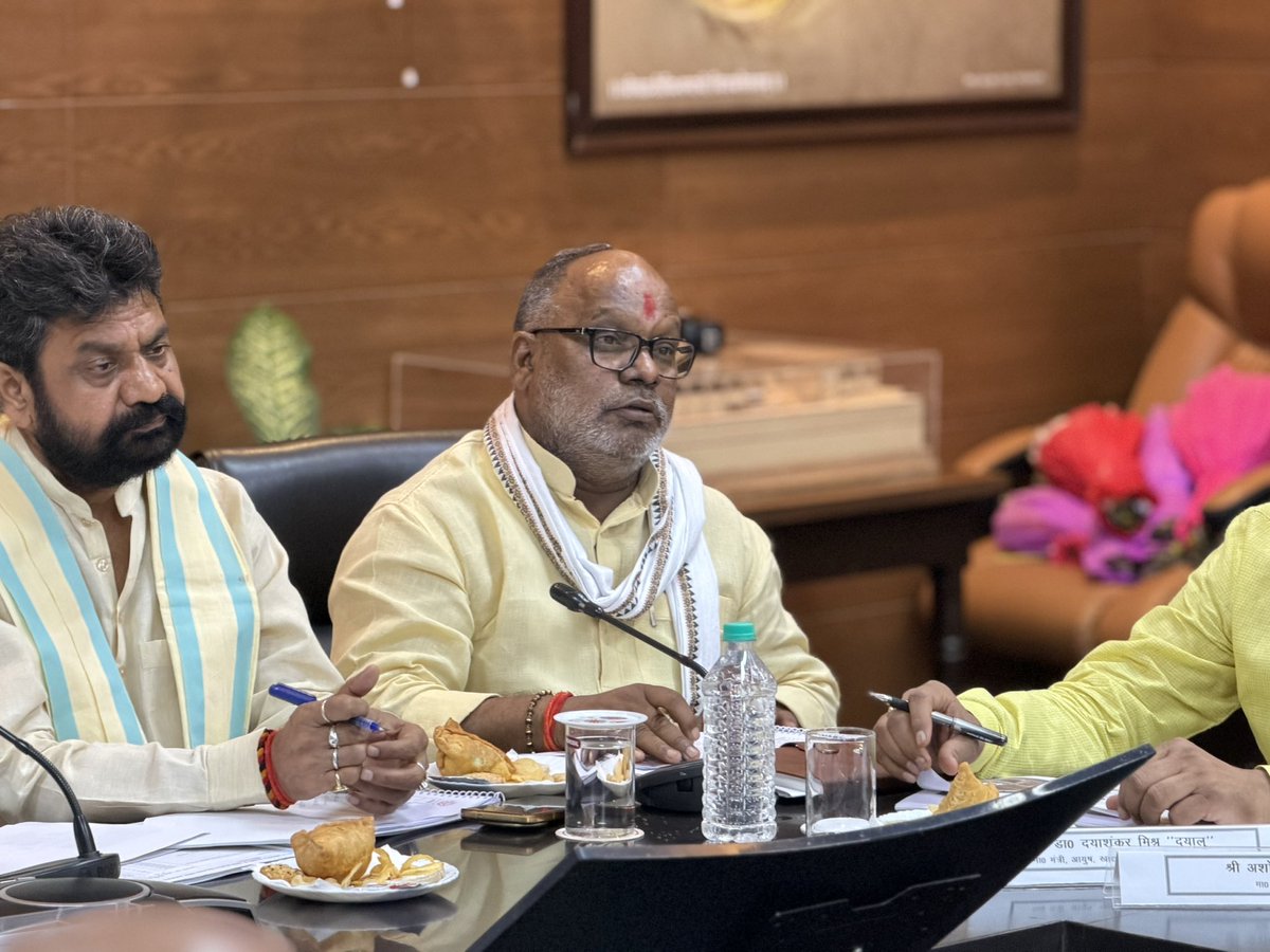hanshraj4bjp's tweet photo. आज दिनांक 30/07/2026 को आयुक्त सभागार, वाराणसी में वाराणसी मण्डल के समस्त जनपदों के विकास कार्यों एवं विभिन्न परियोजनाओं की प्रगति के संबंध में आयोजित समीक्षा बैठक में सम्मिलित हुआ।

बैठक में उत्तर प्रदेश सरकार के माननीय कैबिनेट मंत्री श्री @jaiveersingh099 जी, माननीय राज्यमंत्री (स्वतंत्र प्रभार) श्री @dayalugurubjp जी तथा अन्य जनप्रतिनिधियों की गरिमामयी उपस्थिति रही।

बैठक के दौरान जनहित से जुड़े विभिन्न विकास कार्यों एवं परियोजनाओं की प्रगति की समीक्षा करते हुए उन्हें समयबद्ध, गुणवत्तापूर्ण एवं पारदर्शी ढंग से पूर्ण कराने पर विस्तृत चर्चा की गई।

@narendramodi @NitinNabin @myogiadityanath @mppchaudhary @kpmaurya1 @brajeshpathakup @BJP4India @BJP4UP