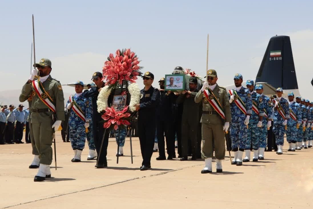 IRIMFA_SPOX's tweet photo. عقابان تیزپرواز نیروی هوایی ارتش، از آن تبارند که مأموریت را به پایان می‌رسانند، حتی اگر خود به خانه بازنگردند.

امروز و فردا پیکر مطهر امیر سرتیپ دوم خلبان مجید کاظمی بر دوش همسنگران و مردمان قدرشناس ایران تشییع و به خاک پاک ایران سپرده خواهد شد. این تشییع، ادای احترام به قهرمانی است که تا واپسین لحظه بر عهد خود با میهن ایستاد. 

 چشم‌های یک ملت همچنان در انتظار سه شهید دیگر آن دو پرواز در ۱۱ اسفند ۱۴۰۴ است؛ آنان که هنوز آسمان، امانت‌دار نامشان است و سایه بال پروازشان کابوس دشمن. 

درود بر همه آنان که جان را نثار عزت و سربلندی ایران کردند.