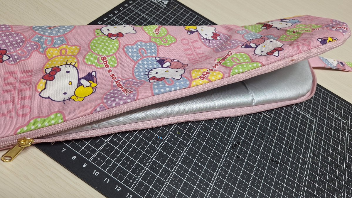 mamav_v's tweet photo. アベイルでキティちゃんのヘアアイロン収納買えなかったので
自作した🙃

4時間かかった🤭
不器用なりに頑張りました！ https://t.co/nFlcz4xm3C