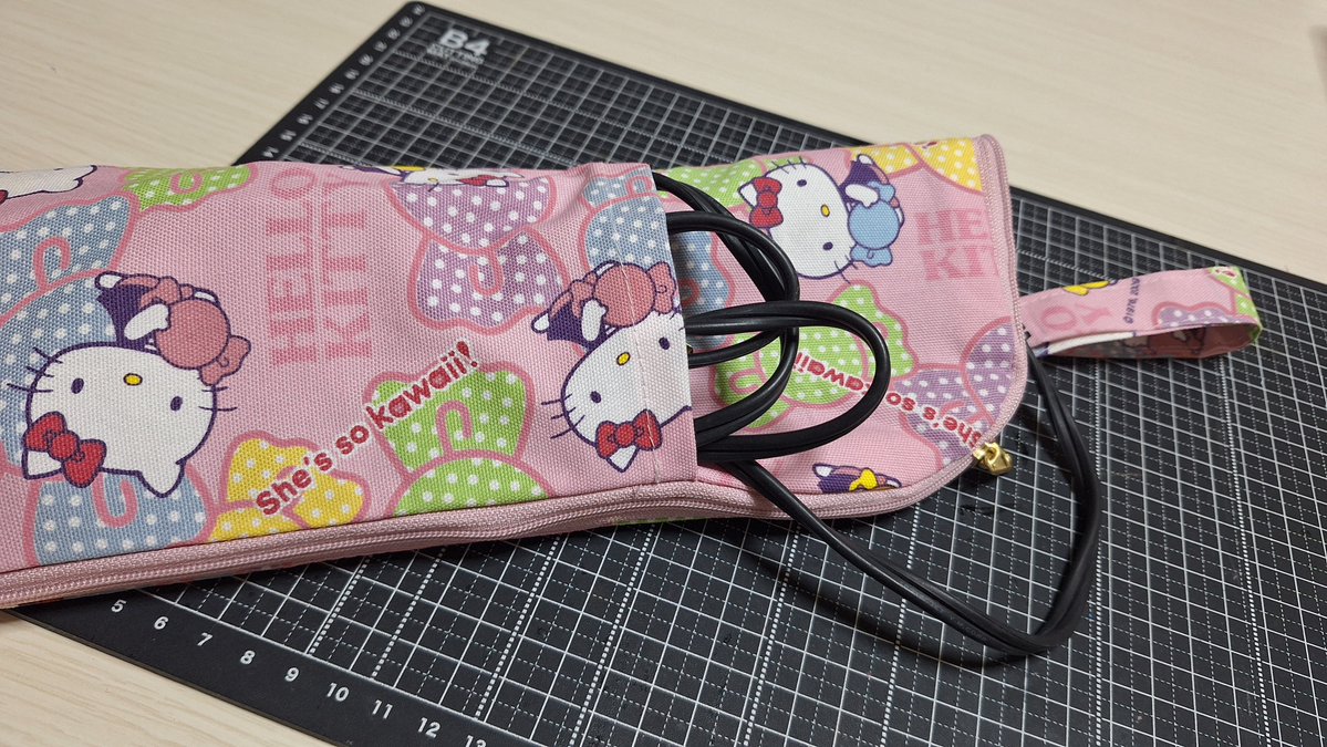 mamav_v's tweet photo. アベイルでキティちゃんのヘアアイロン収納買えなかったので
自作した🙃

4時間かかった🤭
不器用なりに頑張りました！ https://t.co/nFlcz4xm3C
