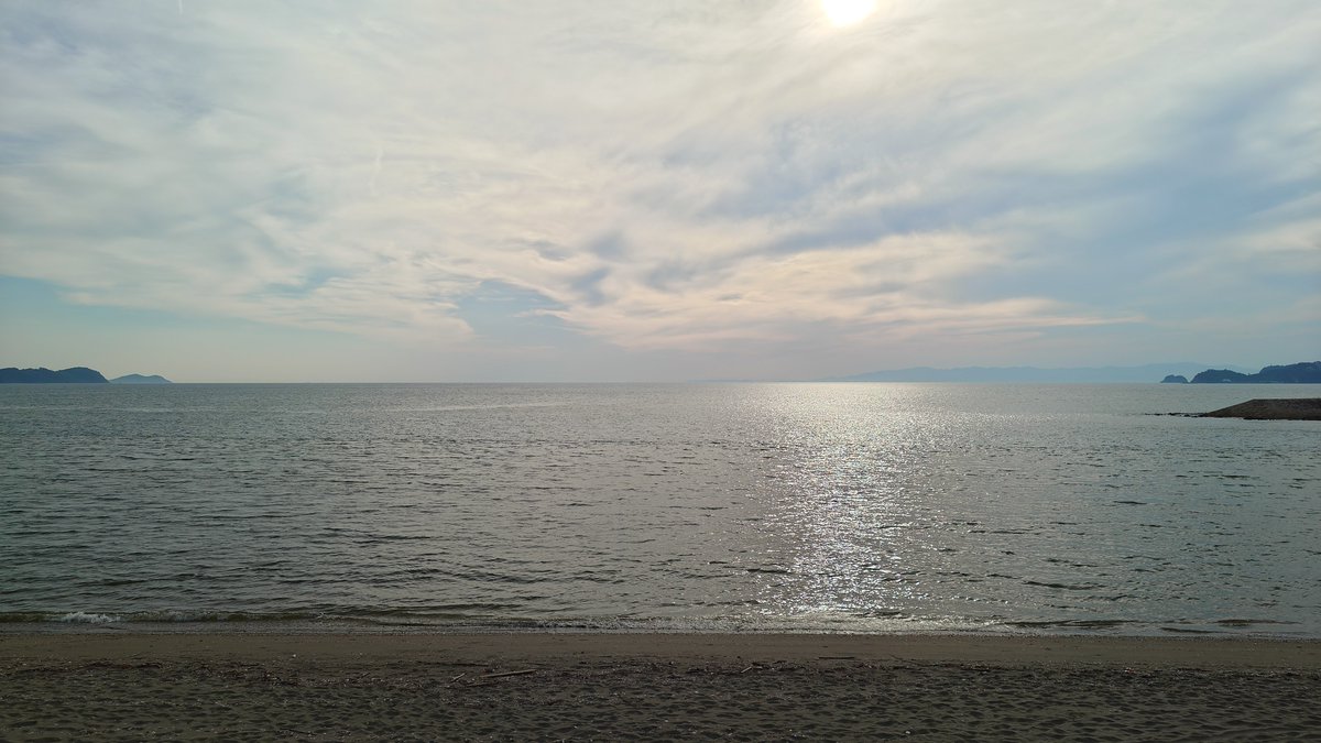 ReoTra810's tweet photo. 夕方の浜の宮ビーチから見��海

奥側には淡路島が見える https://t.co/ORRlwSkgcl