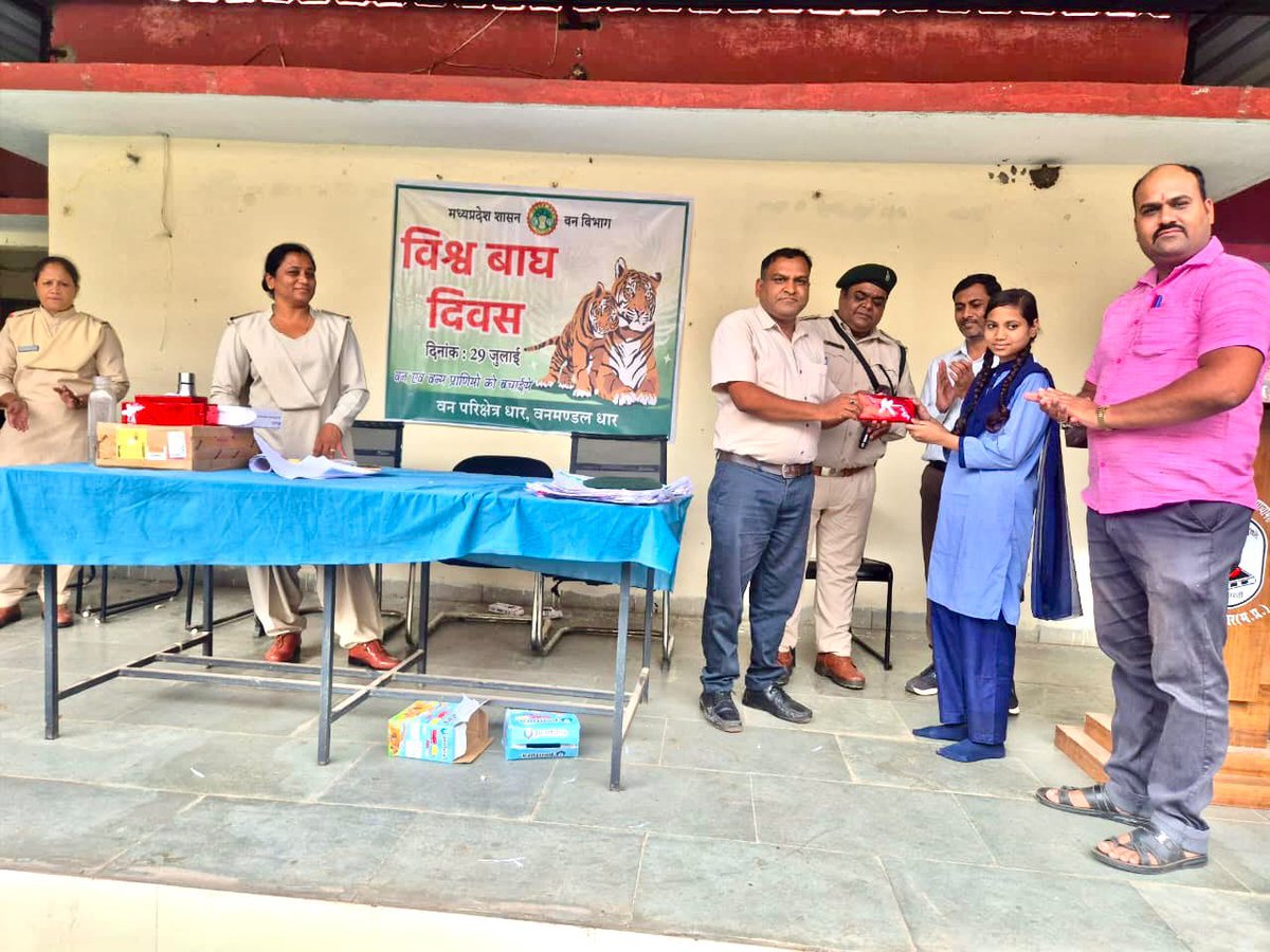 PROJSDhar's tweet photo. डीएफओ विजयानंथम टी.आर. के मार्गदर्शन में #InternationalTigerDay पर वन मंडल धार द्वारा स्कूलों में जागरूकता कार्यक्रम आयोजित कर विद्यार्थियों को वन्यजीव व बाघ संरक्षण का महत्व समझाया गया। आयोजित चित्रकला व क्विज प्रतियोगिता के विजेताओं को पुरस्कृत भी किया गया।
@minforestmp https://t.co/cUufV3jWt3