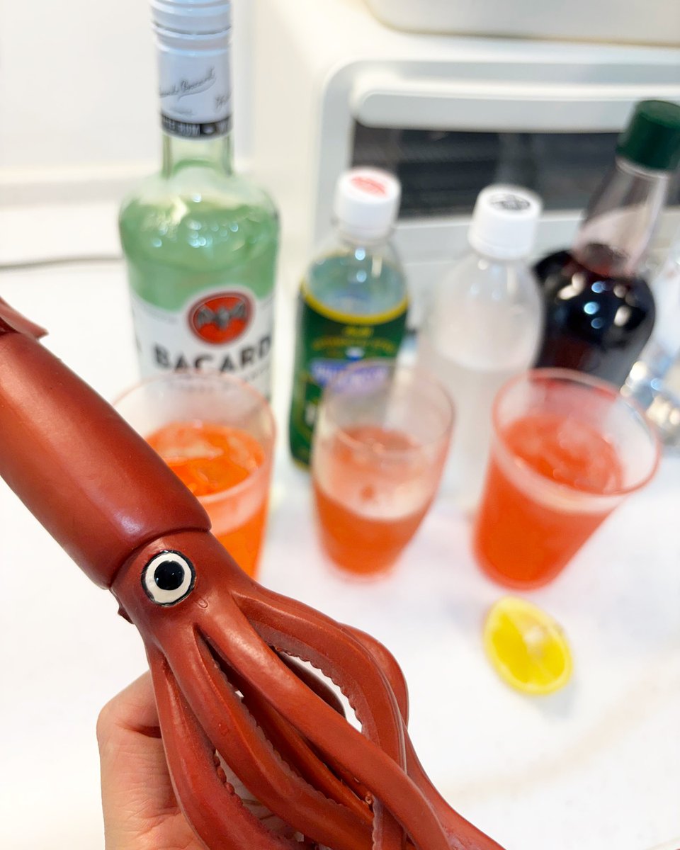 gesozzz's tweet photo. 「GesoZワンマン2026」限定のオリジナルドリンク「GesoZ2026」試作中！🦑
アルコールありとノンアルコール両方ご用意あります！
ワンドリンクチケットで交換可能🙌

参考までに、写真二枚目は昨年のオリジナルドリンクです💙 https://t.co/lV43hMnRY4