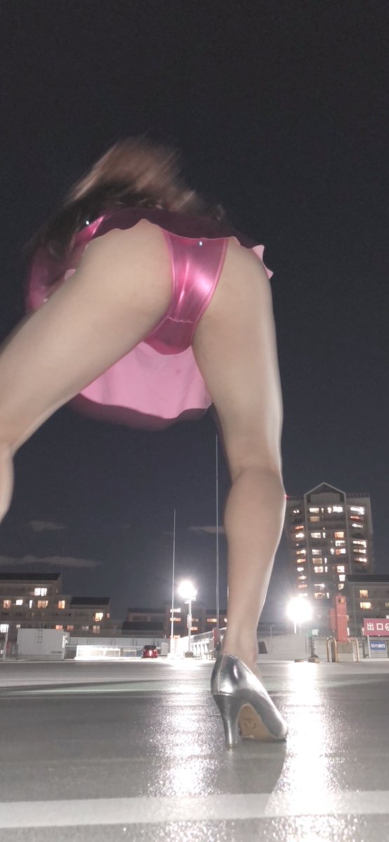 EnamelSayaka's tweet photo. 夜の駐車場でこの光沢ピンク着て
しゃがんだり、後ろから低いアングルで撮ったりしてる…

脚開いてピースしてるだけで股間の形がはっきりわかっちゃうし
お尻突き出した後ろ姿も、光沢がいやらしくてたまらない💦

誰かに見られたらどうしようってドキドキしてるのに
興奮が止まらなくて、もっと恥ずかしいポーズしたくなってきた…

このままもっと見せる？それとももっとエロいことする？

#女装 #男の娘 #エナメル #光沢レオタード #露出 #夜の露出 #恥ずかしい女装 #ハイレグ #お尻 #しゃがみ #変態女装