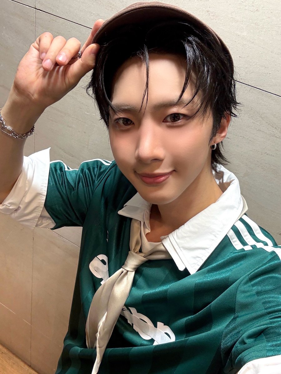 official_HUI's tweet photo. [📸]

26.07.30
Mnet <#엠카운트다운>

유니! 사랑해 줄게! 🍀

#후이 #HUI
#BINGO https://t.co/SLf1LqpNOl