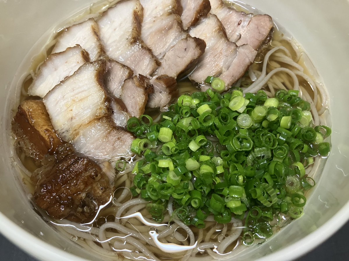 hashimokosan's tweet photo. 角煮蕎麦🤤
角煮が美味いのは当然としてかけつゆが最高すぎる＼(^o^)／
やはり油分…!!油分は全てを解決する……!!
ラードと糖分でキマる😇 https://t.co/FRyfpxv1xJ