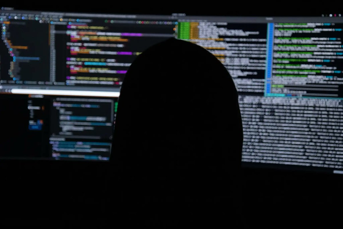 CSOspain's tweet photo. Los ataques de #ransomware crecen por cuarto mes consecutivo, y las #VPN siguen siendo el objetivo prioritario para el acceso inicial. Además, ya hay un caso documentado de ransomware ejecutado por un agente autónomo de #IA. 
Lo analizamos aquí > https://t.co/DUiIxxjvi6 https://t.co/bfACNpOF9g