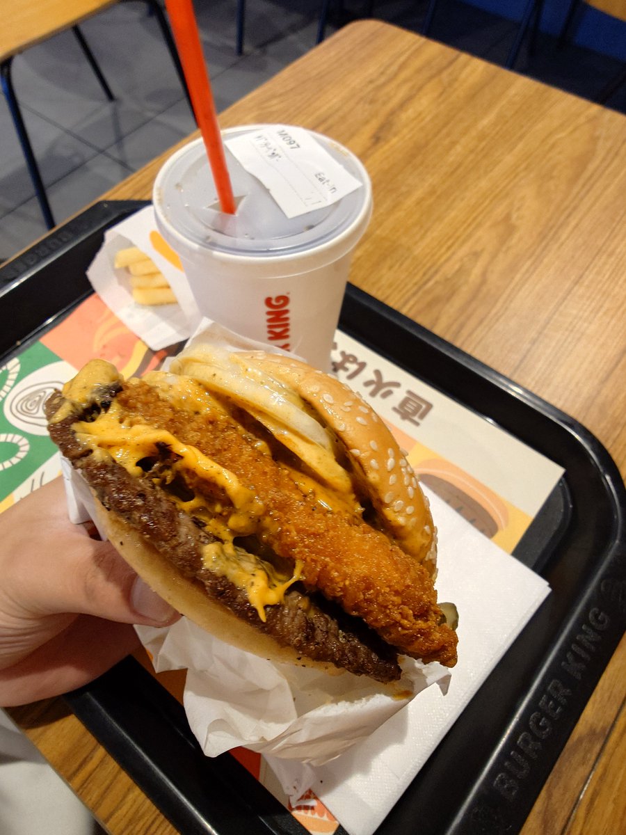 windo0_Si's tweet photo. 食べる前から溢れてるんだけど！！！ https://t.co/2jecGI0ZM8