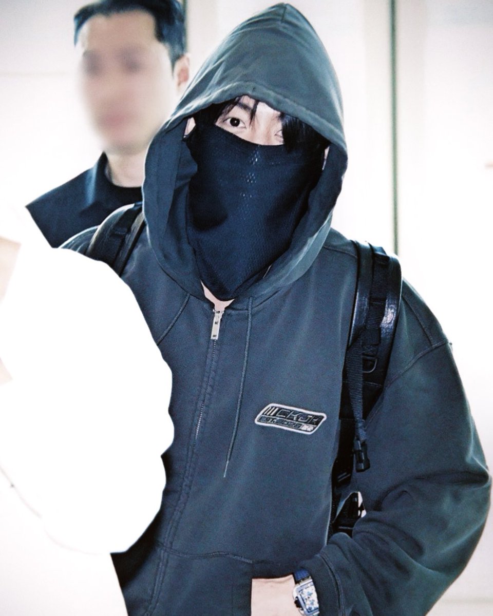 kookvtwins's tweet photo. have a safe flight jungkookie ♥︎~ https://t.co/Mc5YbHUNf3