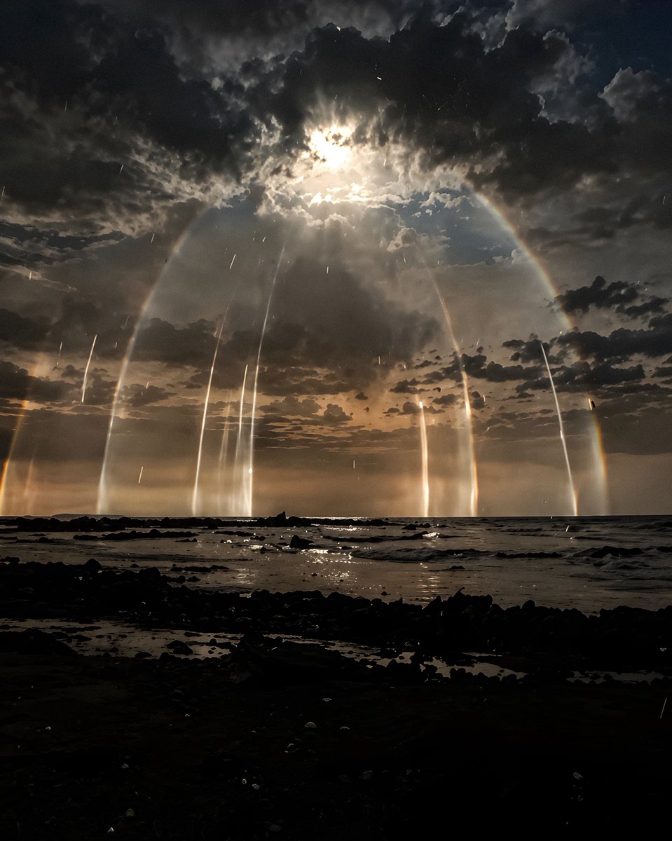 gardenofcolours's tweet photo. sky pillars https://t.co/058kGmCsSS