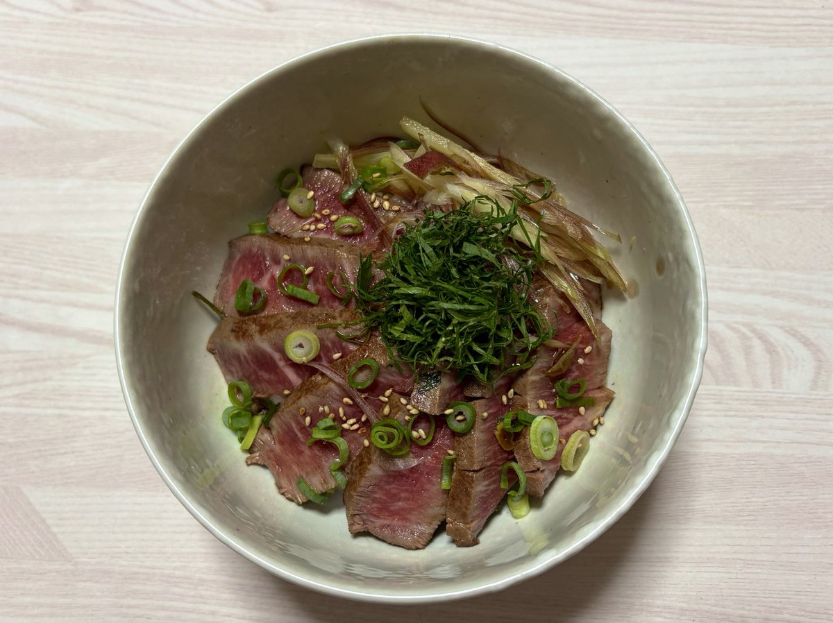 parmentier_'s tweet photo. お肉たたき丼 https://t.co/y533fYMNYV