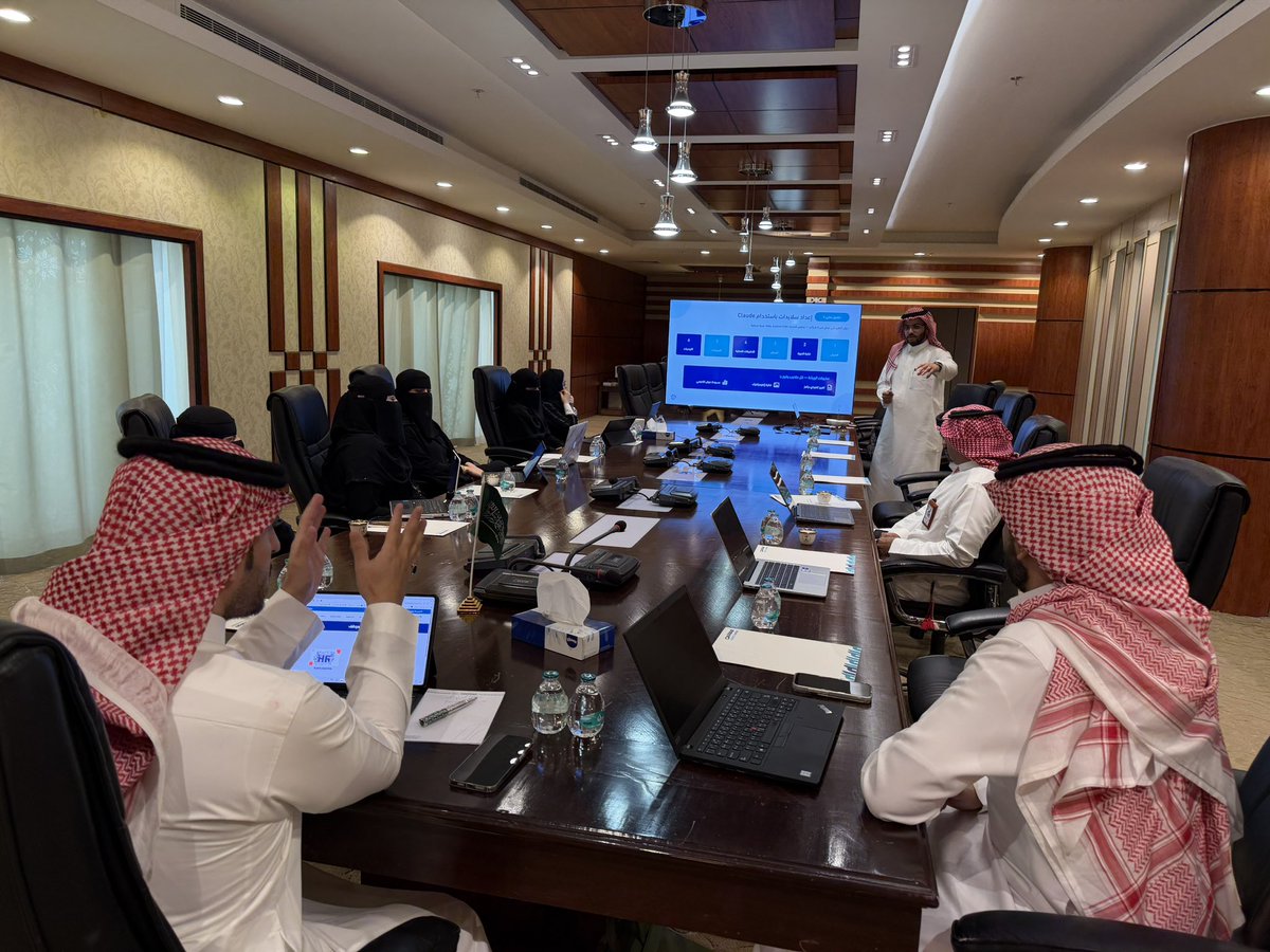 ArRassChamber's tweet photo. جانب من ورشة عمل "الإنتاجية الرقمية باستخدام الذكاء الاصطناعي"التي نظمتها #غرفة_الرس بالتعاون مع جمعية القصيم التقنية وقدمها أ. أسامة الرميحاني

إسهامًا في تفعيل #عام_الذكاء_الاصطناعي وتمكين موظفي الغرفة من توظيف أدواته في إعداد التقارير وتصميم المحتوى وإنشاء العروض التقديمية بكفاءة واحترافية.