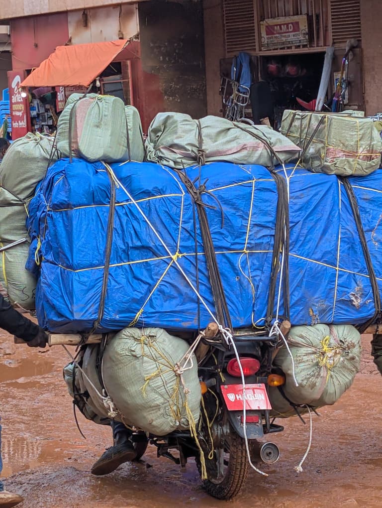 GeorgesKisando's tweet photo. RDC : Ces motos de marque Haojin  transportent de 300 à 500 kg de marchandises de Butembo jusqu’aux zones reculées de l’arrière-pays, notamment dans les anciennes provinces Orientale et de l’Équateur https://t.co/MSbAP4fm19