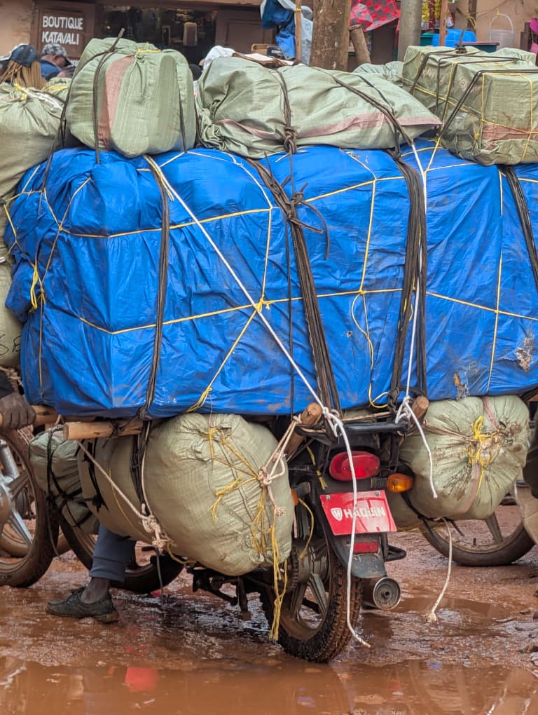 GeorgesKisando's tweet photo. RDC : Ces motos de marque Haojin  transportent de 300 à 500 kg de marchandises de Butembo jusqu’aux zones reculées de l’arrière-pays, notamment dans les anciennes provinces Orientale et de l’Équateur https://t.co/MSbAP4fm19