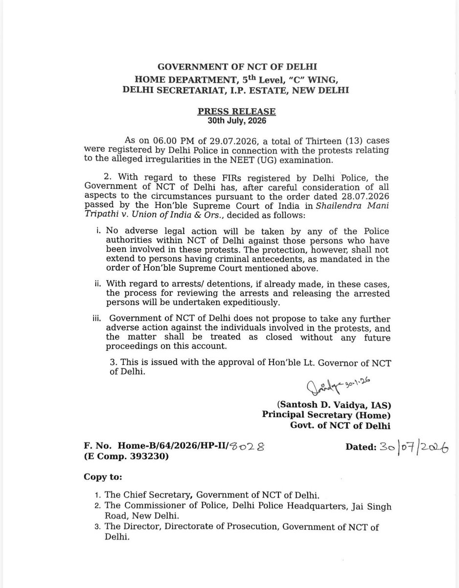 scribe_prashant's tweet photo. BREAKING: No adverse legal action will be taken against people who participated in the students protests. This protection will not apply to persons with criminal antecedents, in line with the SC directions: Delhi Government 

If any protesters have already been arrested or detained, their cases will be reviewed and the process of releasing them will be undertaken expeditiously.

The govt does not intend to take any further adverse action and the matter will be treated as closed.
