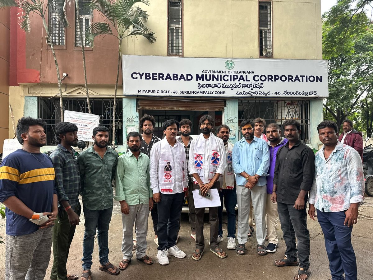 drmaadhavareddy's tweet photo. మియాపూర్ సర్కిల్ SIR నిర్వహణలో పారదర్శకత, అన్ని రాజకీయ పార్టీలకు సమాన అవకాశాలు కల్పించాలని ఏఈఆర్‌వోకు జనసేన పార్టీ శేర్లింగంపల్లి ఇంచార్జ్ డా. మాధవ రెడ్డి వినతి

జనసేన పార్టీ శేరిలింగంపల్లి ఇన్‌చార్జ్ డా. మాధవ రెడ్డి మియాపూర్ సర్కిల్ SIR నిర్వహణలో పారదర్శకత, నిష్పాక్షికత మరియు అన్ని గుర్తింపు పొందిన, నమోదిత రాజకీయ పార్టీలకు సమాన అవకాశాలు కల్పించాలని కోరుతూ మియాపూర్ సర్కిల్ అసిస్టెంట్ ఎలక్టోరల్ రిజిస్ట్రేషన్ ఆఫీసర్ (AERO) గారికి, శేరిలింగంపల్లి (54) నియోజకవర్గ ఎలక్టోరల్ రిజిస్ట్రేషన్ ఆఫీసర్ (ERO) ద్వారా వినతిపత్రాన్ని సమర్పించారు.

మియాపూర్ సర్కిల్‌లో నిర్వహించే అధికారిక రాజకీయ పార్టీ సమావేశాలకు జనసేన పార్టీ ప్రతినిధులకు ఆహ్వానాలు అందడం లేదని, దీనిపై స్పష్టత ఇవ్వడంతో పాటు అన్ని రాజకీయ పార్టీలకు సమాన అవకాశాలు కల్పించాలని ఆయన కోరారు.

అలాగే నేను కేఎస్‌ఆర్ ఎన్‌క్లేవ్, దీప్తి శ్రీ నగర్ డివిజన్,  ప్రాంతంలో నమోదిత ఓటరుగా ఉన్నప్పటికీ సంబంధిత బీఎల్‌ఓ (BLO) నుంచి ఓటర్లకు సంబంధించిన ఫారాలు లేదా సమాచారాలు అందలేదని వినతిపత్రంలో పేర్కొన్నారు.

మై హోమ్ జ్యువెల్ , మదీనగూడ, దీప్తి శ్రీ నగర్ డివిజన్, కేఎస్‌ఆర్ ఎన్‌క్లేవ్ కాలనీ ప్రాంతాల్లో SIR నిర్వహణలో పూర్తి పారదర్శకత, BLO ల నిష్పక్షపాతము గా విధులు నిర్వర్తించే విధంగా చర్యలు తీసుకోవాలి , అలాగే ఈ వినతిపత్రంపై తీసుకున్న చర్యలను లిఖితపూర్వకంగా తెలియజేయాలని డా. మాధవ రెడ్డి ఎన్నికల అధికారులను కోరారు.

ప్రవీణ్ సాహు, ప్రదీప్,కేశవ్ రావు, రాజేష్, హరి నాయక్, అశోక్,షణ్ముఖ్ శర్మ, వి గోపి, కుమార్, జక్కా, రామాంజనేయులు, మహేంద్ర, అంజి, ఓబులేసు వీరమహిల హరిత గారు తదితరులు పాల్గొన్నారు.

@JSPTelangana @JanaSenaParty @PawanKalyan @NagaBabuOffl  @AjayaKumarJSP @itsRamTalluri @urRKsagar
