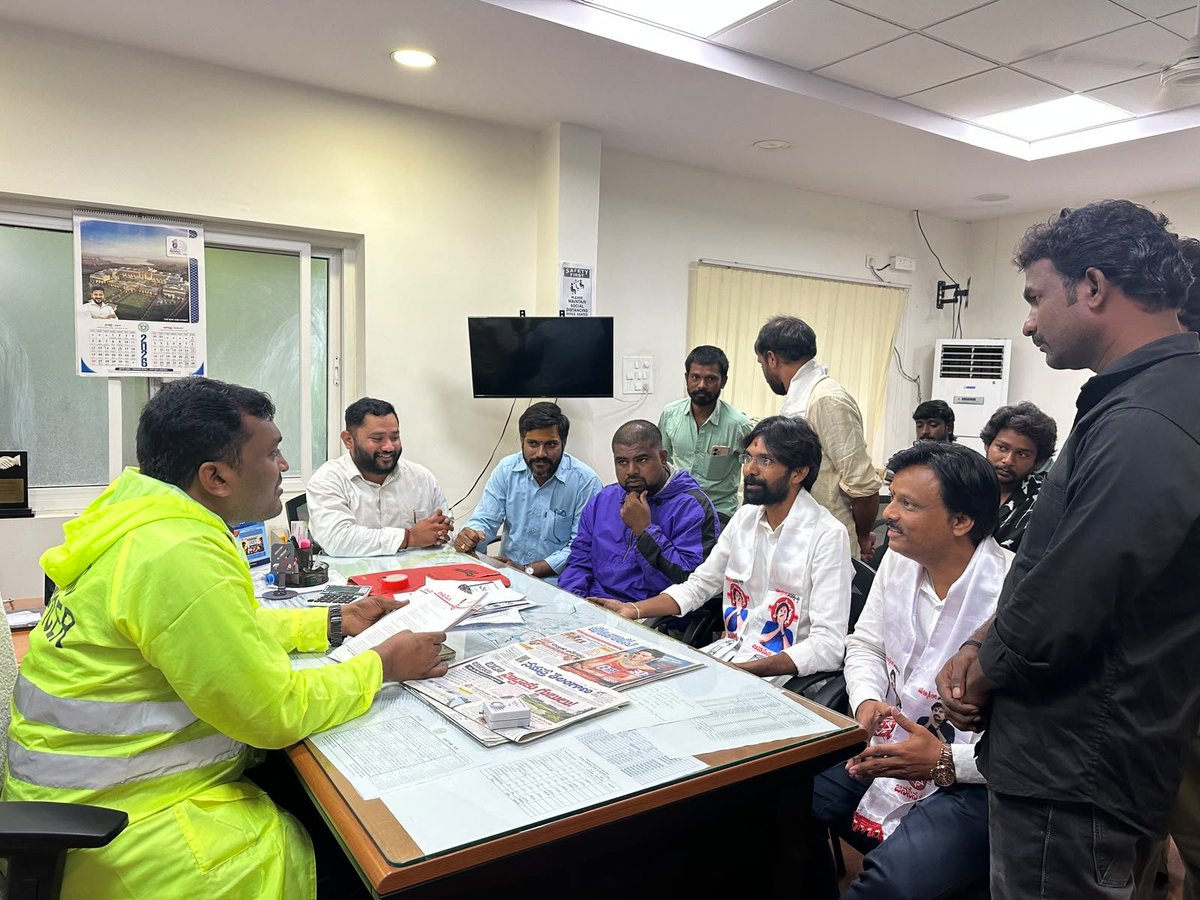 drmaadhavareddy's tweet photo. మియాపూర్ సర్కిల్ SIR నిర్వహణలో పారదర్శకత, అన్ని రాజకీయ పార్టీలకు సమాన అవకాశాలు కల్పించాలని ఏఈఆర్‌వోకు జనసేన పార్టీ శేర్లింగంపల్లి ఇంచార్జ్ డా. మాధవ రెడ్డి వినతి

జనసేన పార్టీ శేరిలింగంపల్లి ఇన్‌చార్జ్ డా. మాధవ రెడ్డి మియాపూర్ సర్కిల్ SIR నిర్వహణలో పారదర్శకత, నిష్పాక్షికత మరియు అన్ని గుర్తింపు పొందిన, నమోదిత రాజకీయ పార్టీలకు సమాన అవకాశాలు కల్పించాలని కోరుతూ మియాపూర్ సర్కిల్ అసిస్టెంట్ ఎలక్టోరల్ రిజిస్ట్రేషన్ ఆఫీసర్ (AERO) గారికి, శేరిలింగంపల్లి (54) నియోజకవర్గ ఎలక్టోరల్ రిజిస్ట్రేషన్ ఆఫీసర్ (ERO) ద్వారా వినతిపత్రాన్ని సమర్పించారు.

మియాపూర్ సర్కిల్‌లో నిర్వహించే అధికారిక రాజకీయ పార్టీ సమావేశాలకు జనసేన పార్టీ ప్రతినిధులకు ఆహ్వానాలు అందడం లేదని, దీనిపై స్పష్టత ఇవ్వడంతో పాటు అన్ని రాజకీయ పార్టీలకు సమాన అవకాశాలు కల్పించాలని ఆయన కోరారు.

అలాగే నేను కేఎస్‌ఆర్ ఎన్‌క్లేవ్, దీప్తి శ్రీ నగర్ డివిజన్,  ప్రాంతంలో నమోదిత ఓటరుగా ఉన్నప్పటికీ సంబంధిత బీఎల్‌ఓ (BLO) నుంచి ఓటర్లకు సంబంధించిన ఫారాలు లేదా సమాచారాలు అందలేదని వినతిపత్రంలో పేర్కొన్నారు.

మై హోమ్ జ్యువెల్ , మదీనగూడ, దీప్తి శ్రీ నగర్ డివిజన్, కేఎస్‌ఆర్ ఎన్‌క్లేవ్ కాలనీ ప్రాంతాల్లో SIR నిర్వహణలో పూర్తి పారదర్శకత, BLO ల నిష్పక్షపాతము గా విధులు నిర్వర్తించే విధంగా చర్యలు తీసుకోవాలి , అలాగే ఈ వినతిపత్రంపై తీసుకున్న చర్యలను లిఖితపూర్వకంగా తెలియజేయాలని డా. మాధవ రెడ్డి ఎన్నికల అధికారులను కోరారు.

ప్రవీణ్ సాహు, ప్రదీప్,కేశవ్ రావు, రాజేష్, హరి నాయక్, అశోక్,షణ్ముఖ్ శర్మ, వి గోపి, కుమార్, జక్కా, రామాంజనేయులు, మహేంద్ర, అంజి, ఓబులేసు వీరమహిల హరిత గారు తదితరులు పాల్గొన్నారు.

@JSPTelangana @JanaSenaParty @PawanKalyan @NagaBabuOffl  @AjayaKumarJSP @itsRamTalluri @urRKsagar