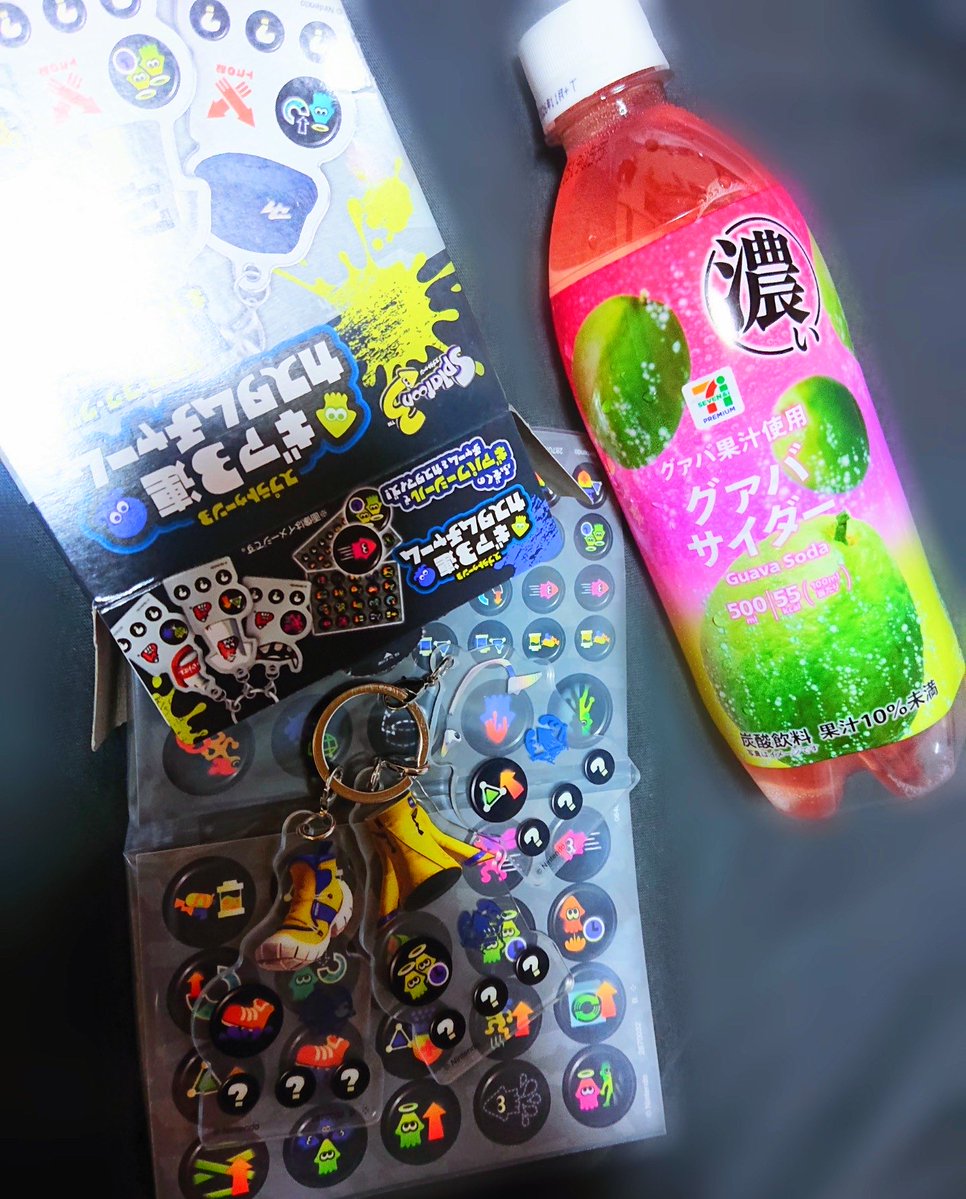 no_fun_tuesday's tweet photo. マイ ニュー ギア🦑バイト着しか要らんと思ってたけど出んくて…ヒーロー装備でてきて ええやん！となった。バイト着しか眼中に無くてラインナップからヒーローレプリカ見落としてた　#ありがとうセブンイレブン https://t.co/GMXjvInPyY